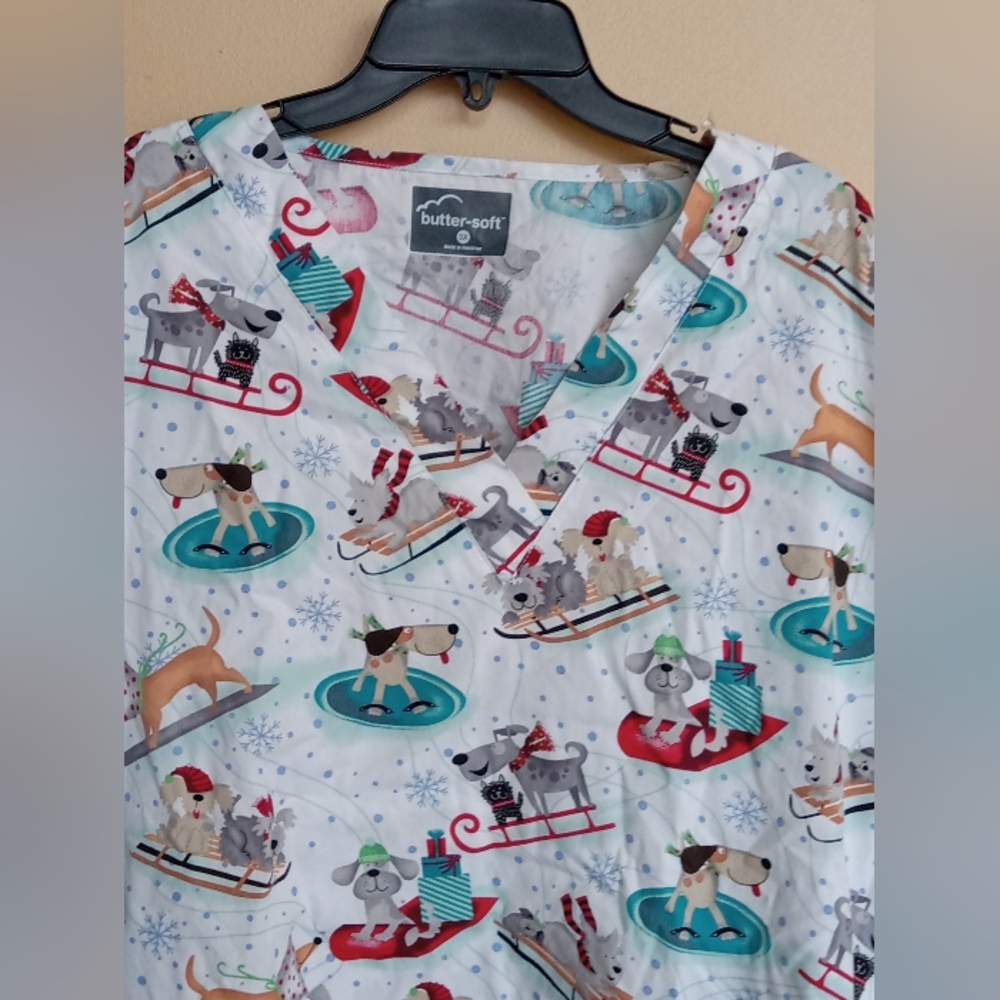 Butter-Soft Multicolor Sleighing Puppies Scrub Top 3X - Picture 2 of 4